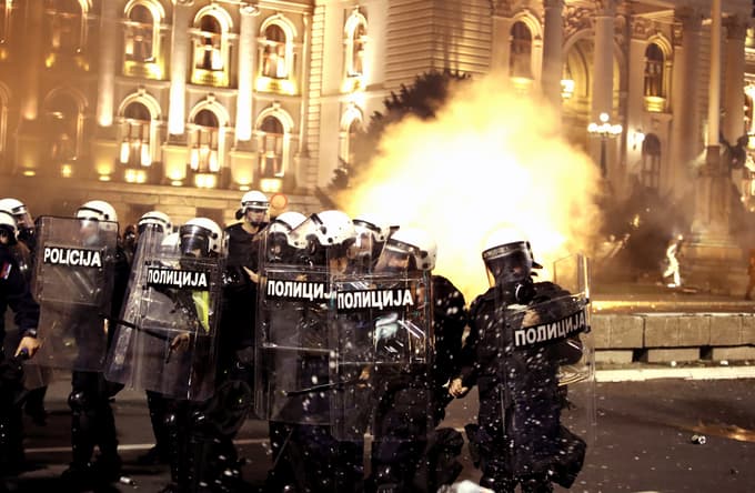 (FOTO in VIDEO) V Beogradu nasilni protestniki vdrli v skupščino, poškodovanih 43 policistov in 17 protestnikov