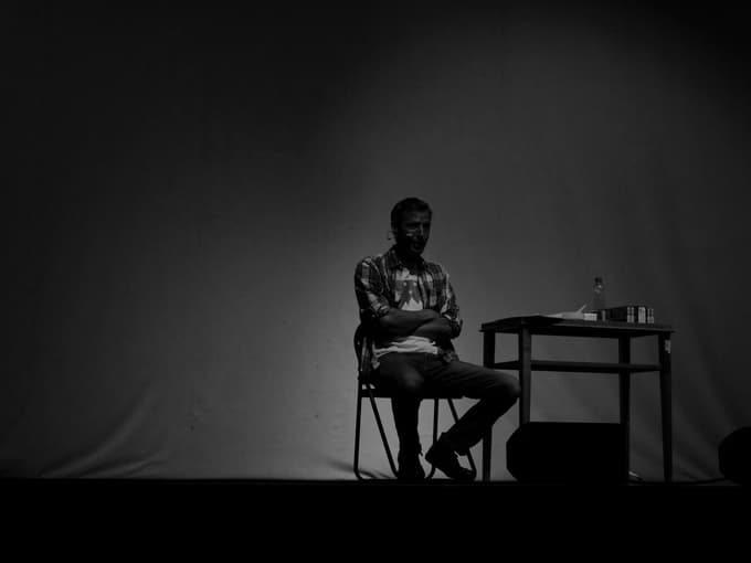 Narat ponovno v majici z slovenskim grbom. Z nakupom je imel sicer precej težav ... 