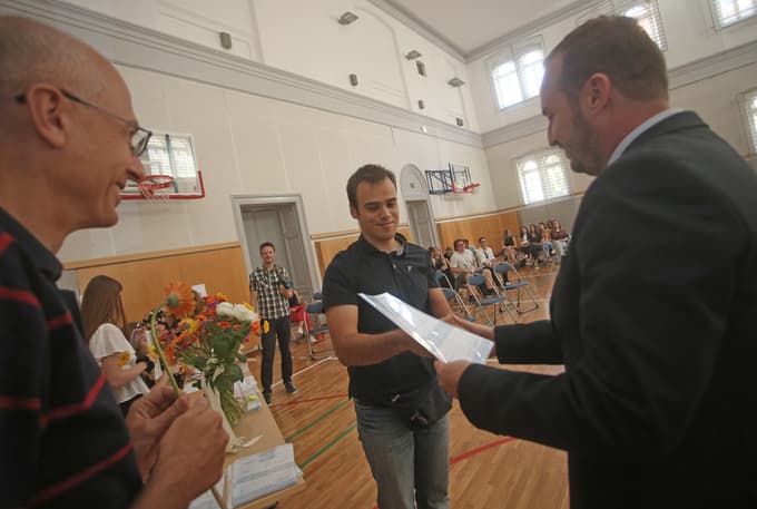 Svečana podelitev maturitetnih spričeval v šolski telovadnici Prve gimnazije.