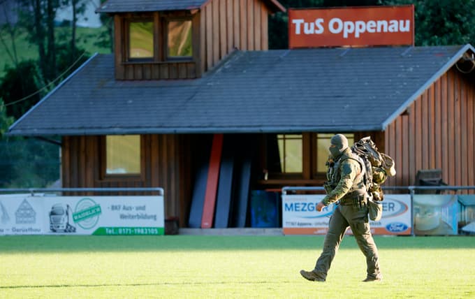 (FOTO) Nemški Rambo na begu: Policija išče moškega, ki ima pri sebi pištolo, lok, puščice in nož