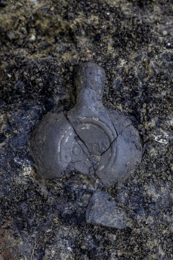 V grobnih jamah so našli več oljenk.