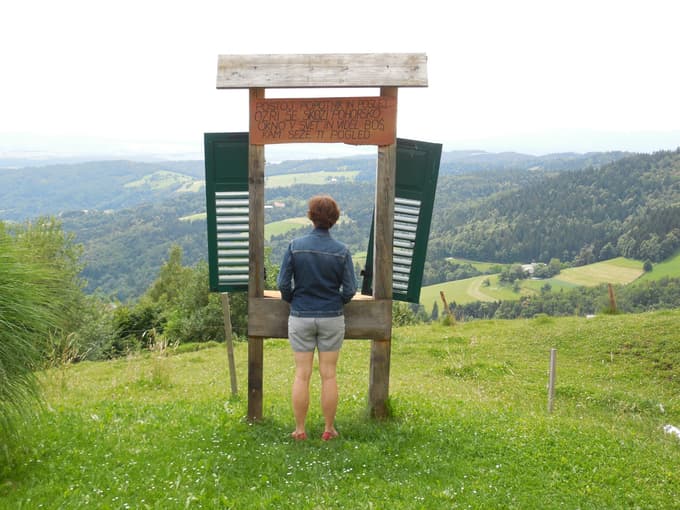Okno s pogledom jugovzhodno od Pohorja na najnižji točki transverzale ob kmetiji Grašič-Gradišnik
