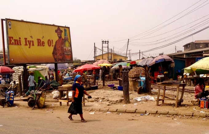 Heineken se tako v Afriki kot v Sloveniji poslužuje podobne taktike: kupi priljubljeno lokalno pivo in tako ohrani emocionalno, lokalpatriotsko komponento pri njegovem pitju. Potem počasi uvaja hierarhijo, na vrhu katere je pivo Heineken.