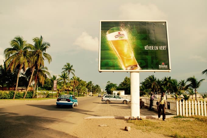 V Afriki Heineken prodajajo kot pivo za ambiciozne, pojasnjuje van Beemen. Za tak statusni simbol kot potrošnik seveda plačaš dražjo ceno; marsikje dražjo, kot si jo ljudje lahko privoščijo.