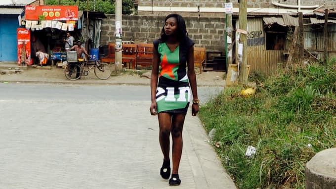 Mnoge promotorke Heinekena v Afriki in Aziji spolno zlorabljajo že v zameno za to, da dobijo službo ali dodatne ure in izmene. Vsaj do pred kratkim so morale nositi zelo kratka krila in oprijete obleke, veliko strank pa jih je obravnavalo kot prostitutke, jih otipavalo in nadlegovalo. Ker so bile zelo slabo plačane, so bile mnoge prisiljene prodajati spolne usluge za dodatni zaslužek.