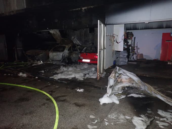 (FOTO) Velenje: Nočni požar poškodoval šest vozil v garažni hiši