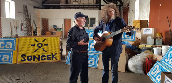 Ignac Habjanič ob odvozu zamaškov pogosto povabi znane osebnosti. Tokrat mu je družbo delal Adi Smolar.