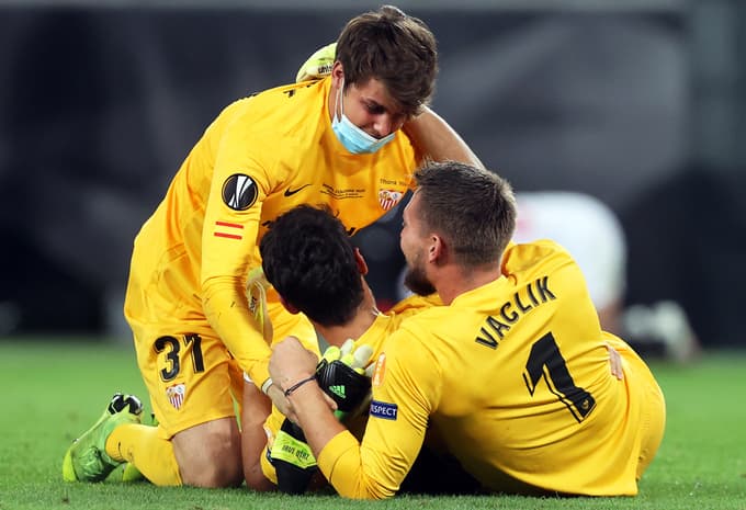 (FOTO) Sevilla v šestem finalu do šeste zmage, Handanović ostaja brez lovorike