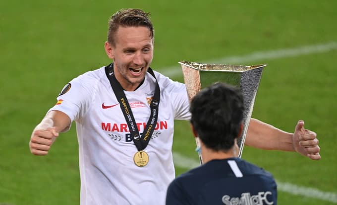 (FOTO) Sevilla v šestem finalu do šeste zmage, Handanović ostaja brez lovorike