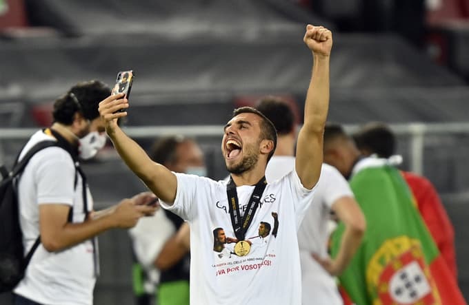 (FOTO) Sevilla v šestem finalu do šeste zmage, Handanović ostaja brez lovorike