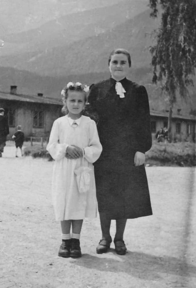 V Peggetzu je Majda dočakala, v obleki iz navadne kotenine, blaga za rjuhe, tudi birmo. Na posnetku z botro, teto Ančko