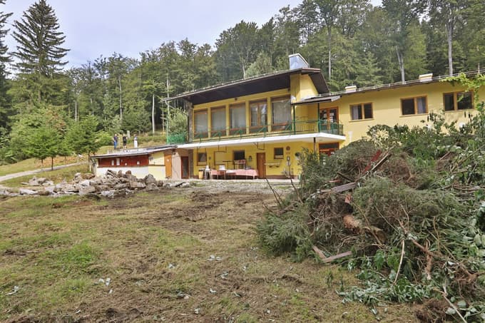 Okolico Andrejevega doma Frešerjevi te dni že čistijo, kmalu bodo prenovili še fasado, streho in nova okna, pozimi pride na vrsto še notranjost.