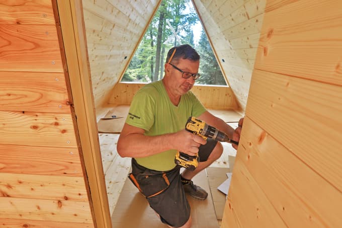 Hiške je izdelal mizar Andrej Kmetič. Te dni dela še na zadnjih detajlih.