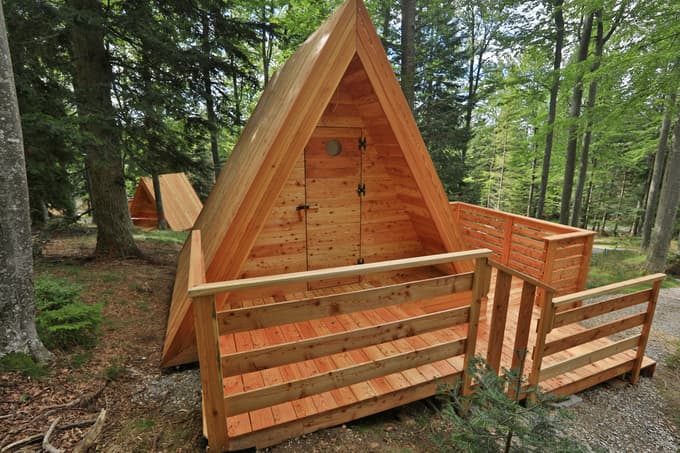 Ker so okoli novega glampinga nekateri pretirano pasli radovednost, sta morala Frešerjeva na hiške ključavnice nadeti še pred zaključkom del.