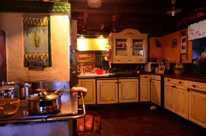 S skrbno izbranimi materiali, starim pohištvom ohranjajo kulturno dediščino Kozjaka.