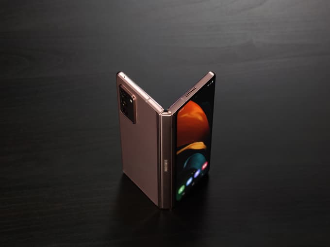 (FOTO) Samsung je predstavil tretjo generacijo pregibnega mobilnika Galaxy Z Fold2