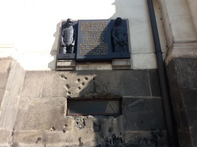 Tudi skozi to majhno okno kripte je potekala krvava bitka.