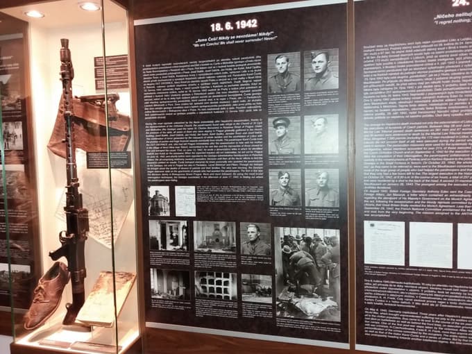 Sedem čeških in slovaških junakov okoli Kubiša in Gabčika ter njihova oprema zadnjega boja