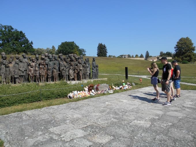 Otroci iz Lidic svarijo pred vojno vihro.