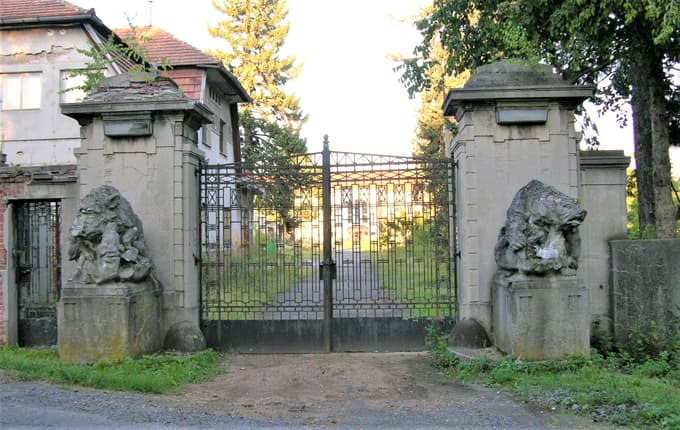 Pošasti čuvajo mračno preteklost Spodnjega dvorca vasi Panenske Břežany.