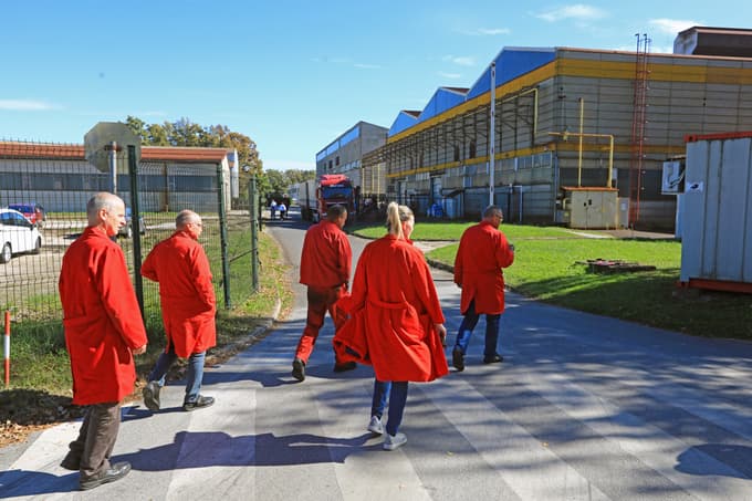 Delavci Cimosa: "Vrgli so nas iz tovarne kot smeti"