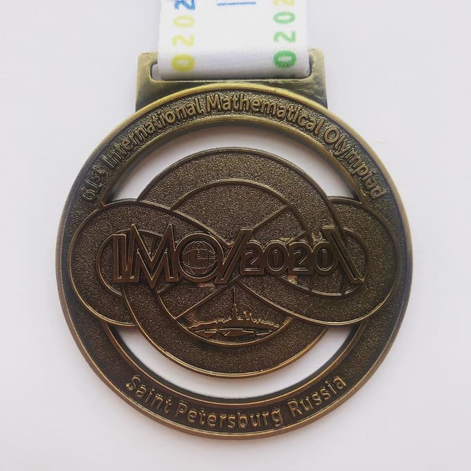 Zlata medalja z mednarodne matematične olimpijade, ki jo je osvojil Luka Horjak.