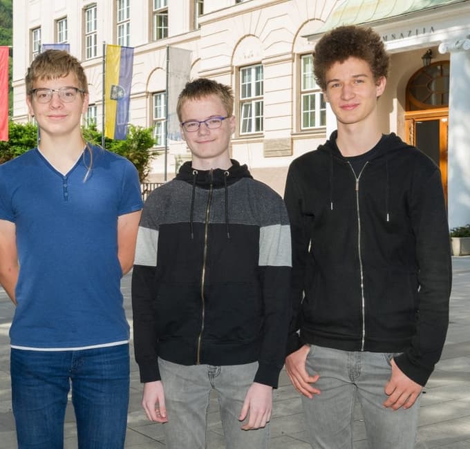 Trije tekmovalci s I. gimnazije v Celju na mednarodni matematični olimpijadi. Z leve: Lovro Drofenik, Luka Horjak, Jaka Vrhovnik.