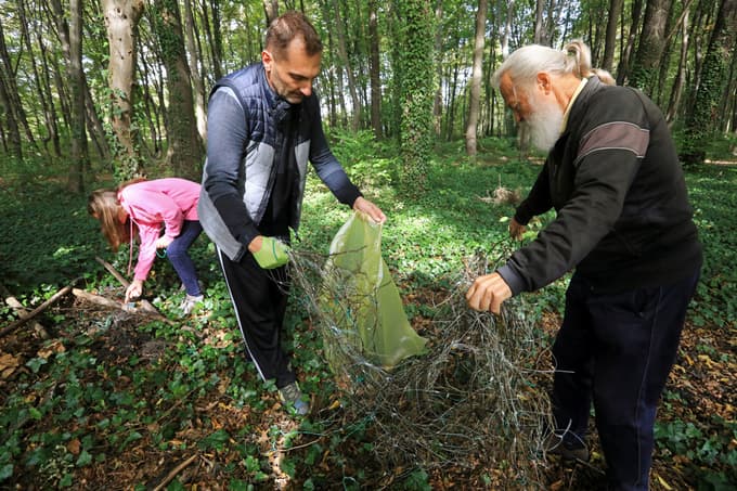 Čistilni akciji se je pridružil tudi Franc Jesenek, pobudnik revitalizacije Stražunskega gozda.