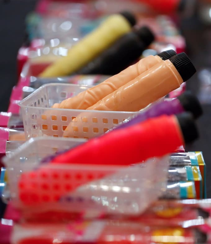 Če obljubijo, da bodo šle na volitve, jim erotična trgovina pošlje spolno igračo