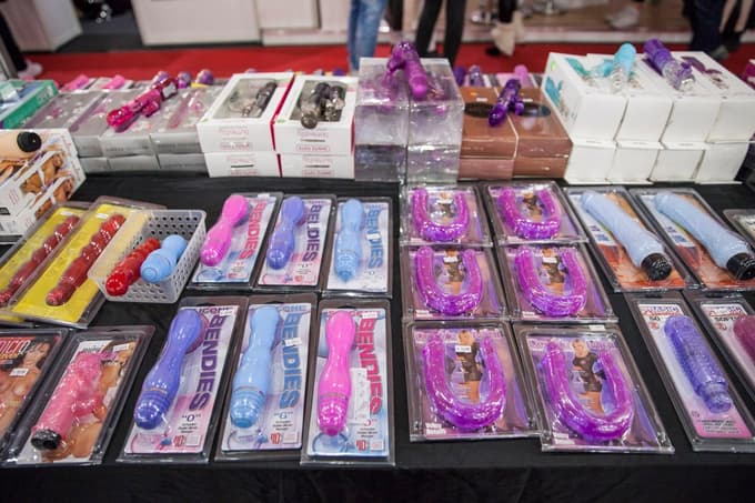 Če obljubijo, da bodo šle na volitve, jim erotična trgovina pošlje spolno igračo