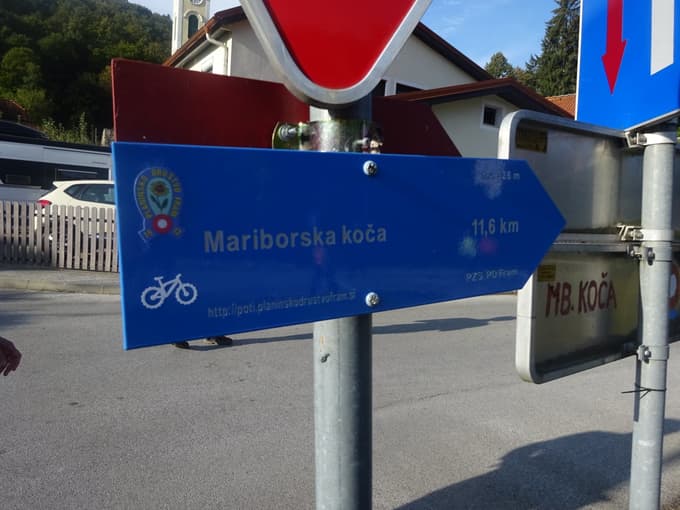 Pot je dobro označena z modrimi smernimi tablami.