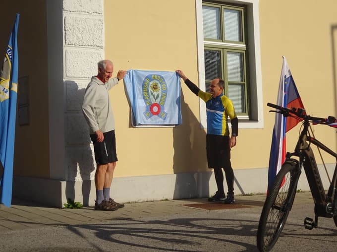 Informacijsko tablo FTKP sta razkrila Gregor Brezočnik in Jože Rovan (predsedink Planinske zveze Slovenije), ki se je tudi pridružil na izletu.