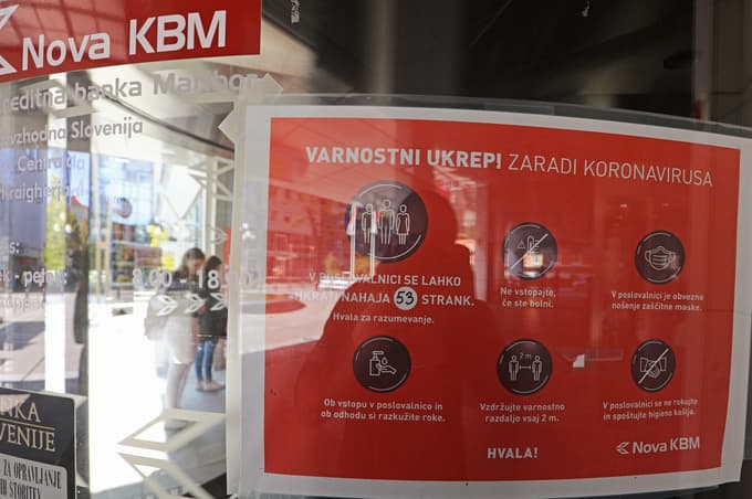 V NKBM so dejali, da težav z uvajanjem dodatnih zaščitnih ukrepov niso imeli. Njihovo centralno poslovalnico v Mariboru lahko hkrati obišče 53 strank.