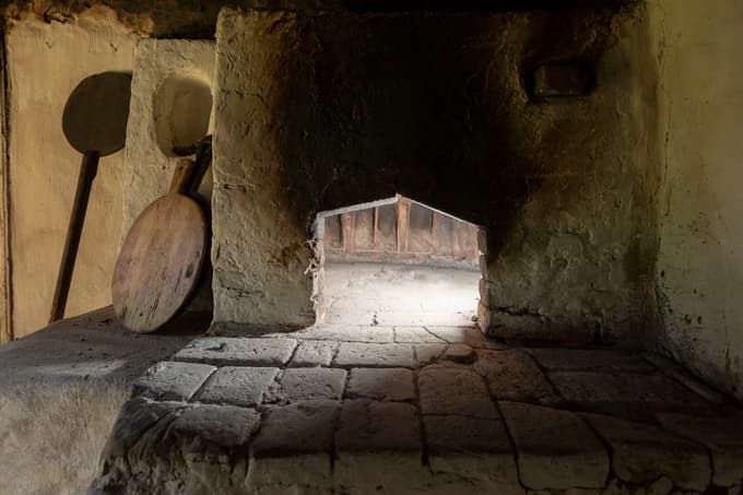 V "prednji iži" je "kajlasta" krušna peč, ki se kuri iz črne kuhinje.