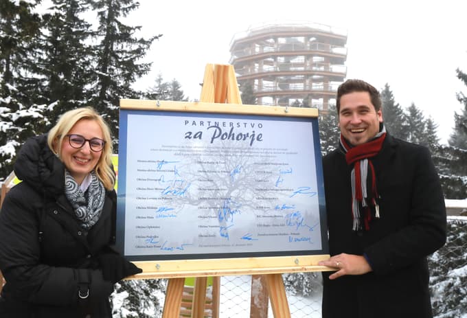 Klavdija Gornik, koordinatorica Partnerstva za Pohorje in Uroš Rozman ob ustanovitvi partnerstvo lani na Rogli 