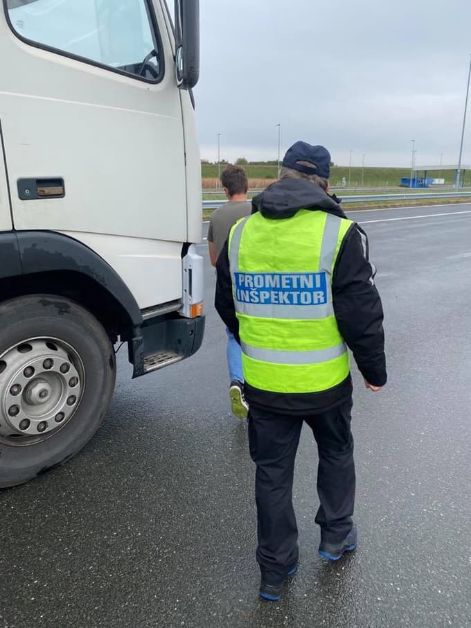 (FOTO) Mariborski policisti med poostrenim nadzorom dvakrat v enem dnevu ujeli istega voznika