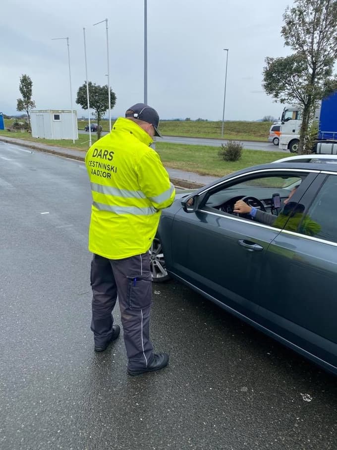 (FOTO) Mariborski policisti med poostrenim nadzorom dvakrat v enem dnevu ujeli istega voznika