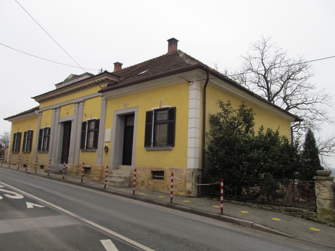 Ilaunigova hiša v središču Lenarta s spominsko ploščo