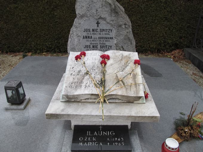 Ilaunigov grob na lenarškem pokopališču