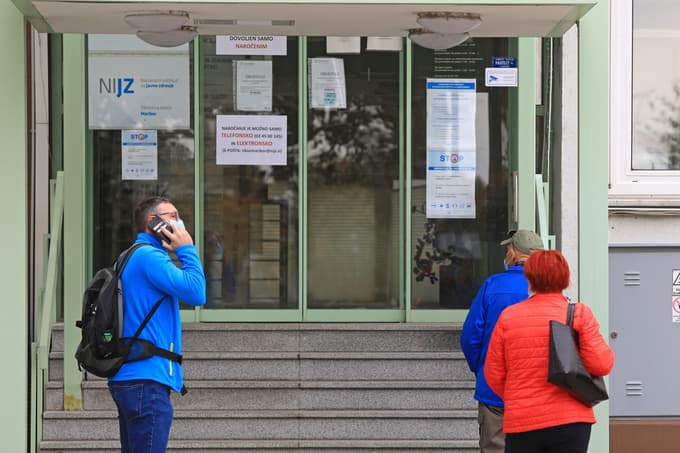 Cepljenje proti gripi v Mariboru: Telefoni zvonijo ves čas, kdaj so termini še na voljo