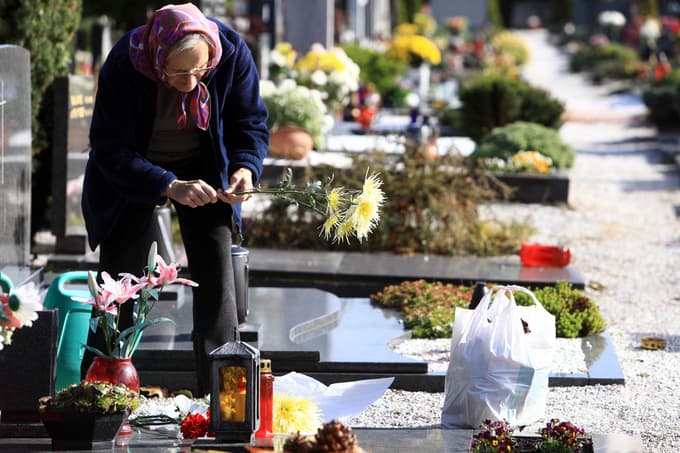 Pokopališče obiskujejo večinoma starejši ljudje.