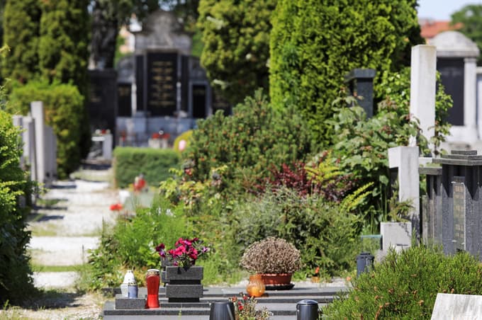 Grobove urejamo skladno z željami, možnostmi, okusom.