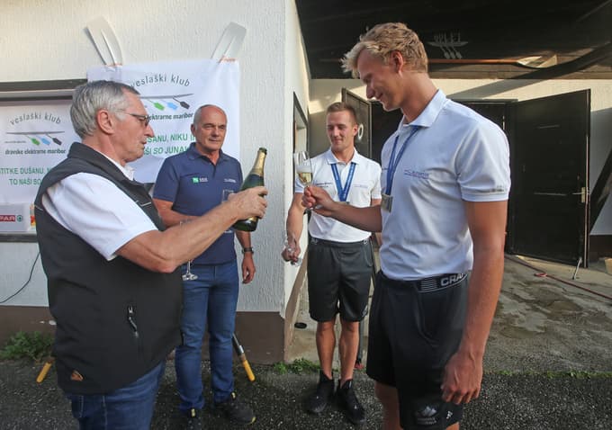 Vili Vindiš, predsednik VK Dravske elektrarne, je na sprejemu čestital bronastima veslačema Niku Krebsu in Jaki Času ter njunemu trenerju Dušanu Juršetu.