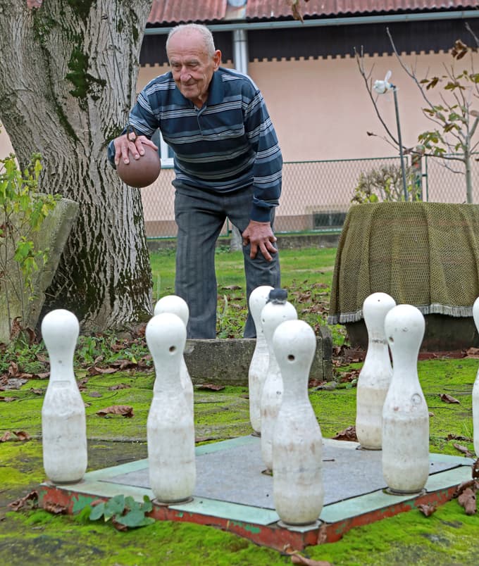 V zadnjih letih prosti čas zapolnjuje tudi s kegljanjem na vrvici.