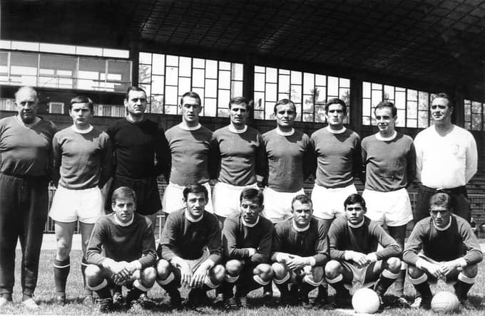 NK Maribor v sezoni 1866/1967, ko se je uvrstil v prvo jugoslovansko ligo, od leve, stojijo: pomočnik trenerja Jože Kirbiš Pepo, Tomislav Prosen, Damir Grloci, Milan Arnejčič, Velimir Orošnjak, Željko Fuček, Kajo Grubišić, Vlado Bolfek, trener Vladimir Šimunić; čepijo: Herbert Klančnik, Vojislav Simeunović, Vitomir Marković, Milan Šober, Mladen Kranjc, Boris Binkovski.