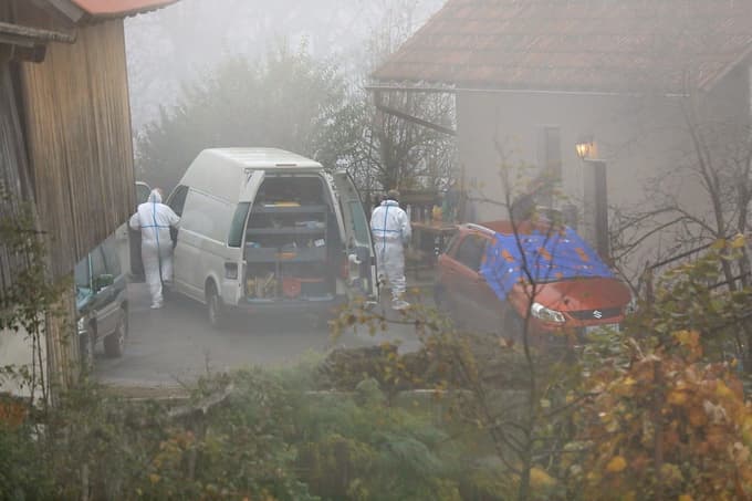Trojni umor na Jančah: Ob prihodu prvih policijskih patrulj na kraj je bil 22-letni storilec še živ