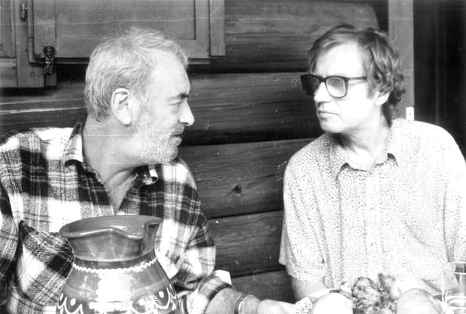 Prijatelja: Boris Kralj in Franček Jauk pred brunarico na Polanah, 1991