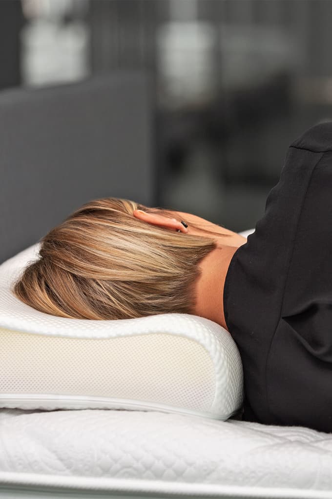 Spite na hrbtu ali boku? Izberite si pravi vzglavnik