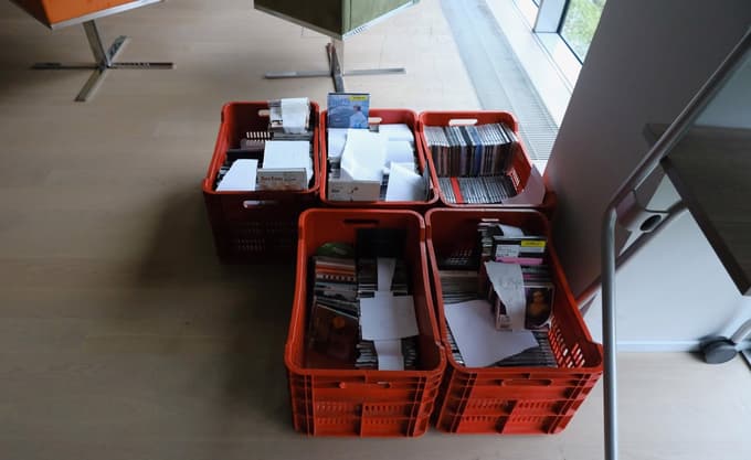 Prostovoljci so knjige prenašali v gajbicah.