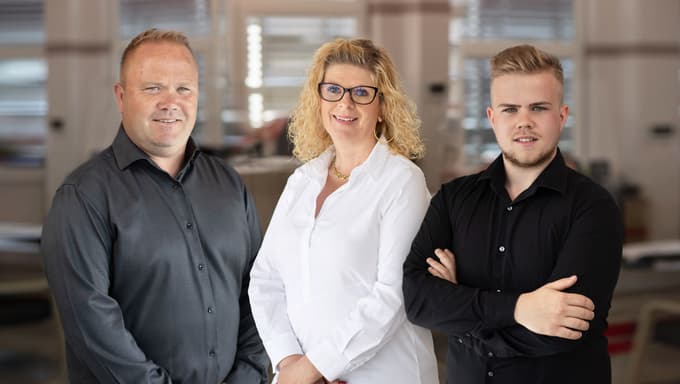 Z leve: srce družinskega podjetja zakonca Bojan in Alenka Petrovič ter njun sin Blaž. Na sliki manjka sin Tomaž, ki prav tako tvori vodstvo podjetja.